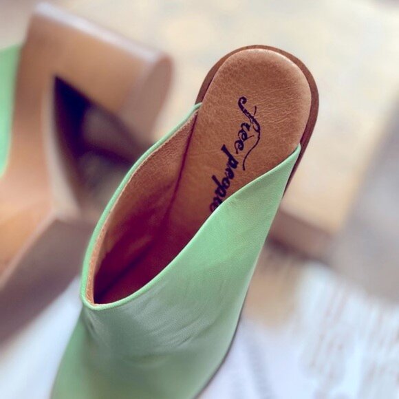 Suki Platform Clogs - Picture 5 of 11